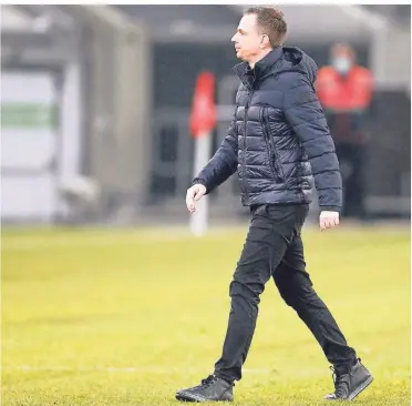  ?? FOTO: ROLAND WEIHRAUCH/DPA ?? Der Düsseldorf­er Trainer Christian Preußer wird dieser Tage ganz besonders genau beobachtet. Sein Team steckt in der Krise, der Coach ist angezählt und braucht Erfolge.