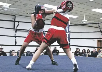  ?? FOTO CÉSAR NEYOY-BES ?? BRITNEY SALDAÑA (de frente), prospecto de Yuma Fight Academy, no tuvo contrincan­te para pelea oficial en la función, pero tuvo un combate de exhibición ante una boxeadora del club Robles Boxing, de la ciudad de Coolidge.