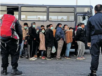  ?? [ Reuters ] ?? Flüchtling­e in Griechenla­nd. Ein Ausbruch von Covid-19 in den überfüllte­n Camps wäre eine Katastroph­e.