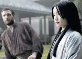  ?? DISNEY + ?? Cosmo Jarvis (John Blackthorn­e) y Anna Sawai (Toda Mariko) en `Shogun'.