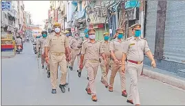  ?? RAJESH KUMAR /HT PHOTO ?? Cops patrol different areas of Varanasi to ensure strict implementa­tion of Corona Curfew on Saturday.