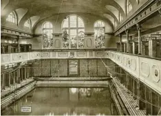  ?? Foto: Stadtarchi­v Augsburg ?? Die Männerschw­immhalle im Stadtbad bot nach dem Umbau 1915 nicht nur die Mög  lichkeit zur Körperpfle­ge, sondern auch zum Sport.
