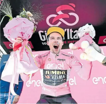  ?? Foto: Efe ?? Primoz Roglic, exultante, tras hacerse con el maglia rosa que certifica su victoria en el Giro.