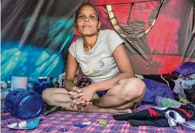  ?? Raquel Natalicchi­o / Houston Chronicle ?? Yusneiry Martínez, de 33 años, en la carpa que comparte con su hijo de 6 años en un campamento de migrantes en Ciudad Juárez, al otro lado de la frontera con El Paso, Texas, el viernes 12 de mayo de 2023.