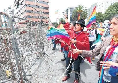  ?? EFE ?? Yaku Pérez y simpatizan­tes protestan contra un supuesto fraude frente a las oficinas del CNE.