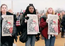  ??  ?? Algunas mujeres protestaro­n ayer durante la toma de posesión de Trump.