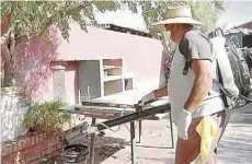  ??  ?? Prevención. Se pide que las casas se mantengan limpias de cacharros y agua estancada.