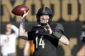  ?? MARK HUMPHREY—ASSOCIATED PRESS ?? Vanderbilt quarterbac­k Kyle Shurmur passes against Tennessee in the first half of a game, in Nashville, Tenn on Nov. 24.