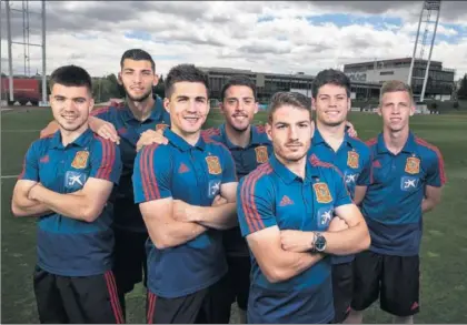  ?? / CARLOS ROSILLO ?? Varios jugadores de la selección sub-21, en Las Rozas. De izquierda a derecha, Martín Aguirregab­iria, Rafa Mir, Igor Zubeldia, Pablo Fornals, Manu Vallejo, Jorge Meré y Dani Olmo.