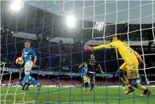  ?? (Reuters) ?? Implacabil­e Arkadiusz Milik segna il gol del 4-0 per il Napoli