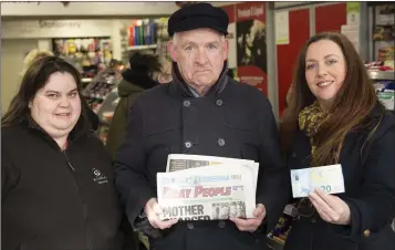  ??  ?? Linda McCarthy of the Gem and Mary Fogarty present Patrick Melia with his €20 winnings.