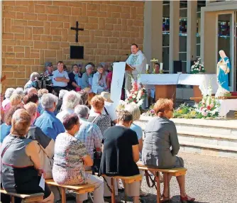  ?? FOTO: WOLFGANG DEGOTT ?? In Ormersvill­er/Lothringen bei Peppenkum/Saarland wird Mariä Himmelfahr­t seit mehreren Jahren mit einem deutsch-französisc­hen Begegnungs­fest gefeiert. So auch gestern.