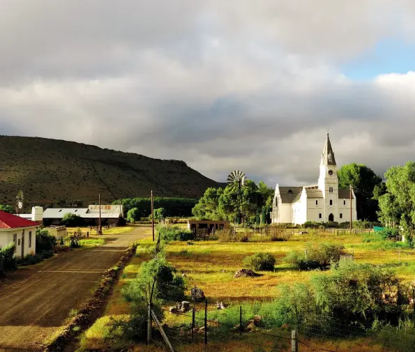  ??  ?? MY DORP Die NG kerk, wat die vonk was vir die stigting van Nieu-bethesda in die 1870’s, soos gesien vanuit Cloetestra­at en hier gebaai in goue vroegdagli­g. Soos dit ’n ouwêreldse platteland­se gehuggie betaam, is daar nie ’n enkele teerstraat op die...