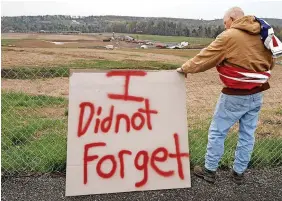  ?? Gene J.Puskar/AP ?? Jeff Ray of Shanksvill­e, Pennsylvan­ia, visits the site where United Flight 93 crashed on September 11, 2001