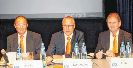  ?? FOTO: EUGEN KIENZLER ?? Aufsichtsr­atsvorsitz­ender Manfred Landig und die beiden Vorstände Thomas Dannegger und Thomas Luib (von links) berichten über eine positive Entwicklun­g der Raiffeisen­bank Bad Saulgau.