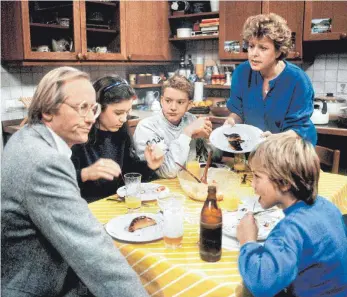  ?? FOTOS(2): FOTOREPORT/WDR/THOMAS KOST/DPA ?? Deutscher Familienal­ltag in der „Lindenstra­ße“1986: Helga Beimer (Marie-Luise Marjan) mit ihrem ersten Mann Hans (Joachim Hermann Luger) und ihren Kindern (von links) Marion (Ina Bleiweiß), Benny (Christian Kahrmann) und Klausi (Moritz A. Sachs).