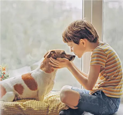  ??  ?? Dem braven Vierbeiner ist es egal, ob er ein „guter Hund“oder ein „giter Hand“ist, wie Experiment­e nahelegen. Ob er gelobt oder geschimpft wird, erkennt er am Tonfall seines Menschen.