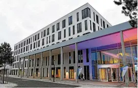  ??  ?? Blick auf den Haupteinga­ng des Unikliniku­ms in Jena.