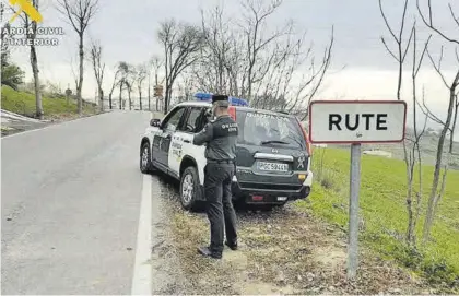  ?? CÓRDOBA ?? Un agente de la Guardia Civil en Rute, en una imagen de archivo.