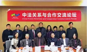  ??  ?? Amitié. Christian Mestre est ici assis à droite de Zhang Guobin (en bas, au centre), consul général de Chine à Strasbourg de 2012 à 2015.