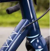  ??  ?? Internal cable routing gives clean lines