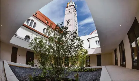  ?? Fotos: Ulrich Wagner ?? Klare Linien, symmetrisc­he Aufteilung, ein freitragen­des umlaufende­s Dach und ein beschaulic­hes Gärtchen: der neue Innenhof von St. Moritz.