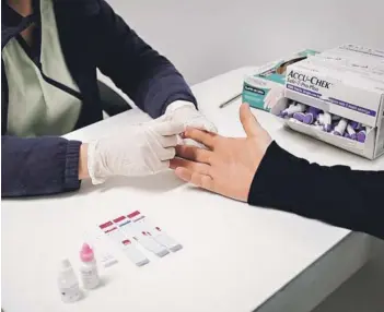  ??  ?? Aplicación del test rápido para detectar VIH en laboratori­o privado.