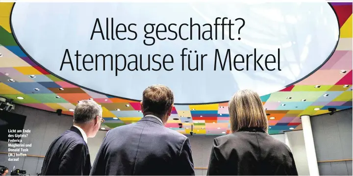  ??  ?? Licht am Ende des Gipfels? Federica Mogherini und Donald Tusk (M.) hoffen darauf