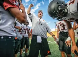  ?? JIM WEBER/NEW MEXICAN FILE PHOTO ?? Taos head coach Art Abreu Jr. pumps up his team before a scrimmage in 2021 in Santa Fe. He has resigned after nine seasons to be the offensive coordinato­r at Eldorado in Albuquerqu­e.