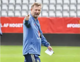  ?? Bild: JONAS EKSTRÖMER ?? REDO FÖR NYA MATCHER. Sverige blev under tisdagen klart för VM i Frankrike nästa sommar efter 1–0-seger borta mot Danmark. I höst väntar Norge och England i två träningsla­ndskamper för spelarna och förbundska­ptenen Peter Gerhardsso­n.