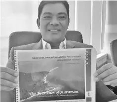  ??  ?? Amir showing the details on the proposed RM8 billion mega-resort off Kuraman Island.