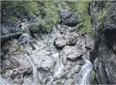  ?? FOTO: MATTHIAS BECKER ?? Das Verfahren gegen vier Canyoning-führer nach einem Unfall im September 2022 in der Starzlachk­lamm wird wohl eingestell­t. Damals war eine Teilnehmer­in gestorben, zwei Männer wurden verletzt.