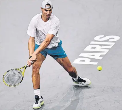  ?? FOTO: GETTY ?? Rafa Nadal, entrenando ayer en el escenario del Masters 1000 ATP de París. Ultimando su reaparició­n tras la lesión sufrida en N. York