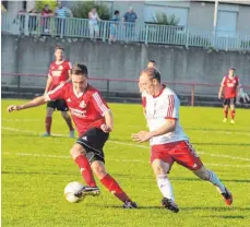  ?? FOTO: EDK ?? Die SG Bettringen (rotes Trikot) sieht sich im Sonntagsdu­ell bei Primus Dorfmerkin­gen in der Außenseite­rrolle.