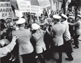  ?? FOTO: HBL-ARKIV/PRESSFOTO ?? Demonstrat­ioner mot den ryska ockupation­en av Tjeckoslov­akien 1968.