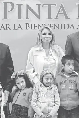  ??  ?? Angélica Rivera, esposa del presidente Enrique Peña Nieto, durante la presentaci­ón del álbum México se pinta de luz, en el Hospital Infantil de México, ayer en la capital de la República ■ Foto Cristina Rodríguez