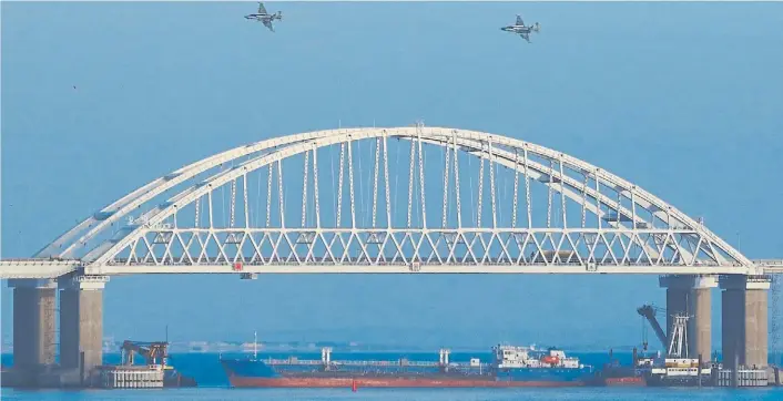  ?? REUTERS ?? Tapón. Un carguero cierra el paso en el puente que Rusia construyó entre la península de Crimea y su territorio. Por allí habían pasado los tres buques ucranianos capturados.