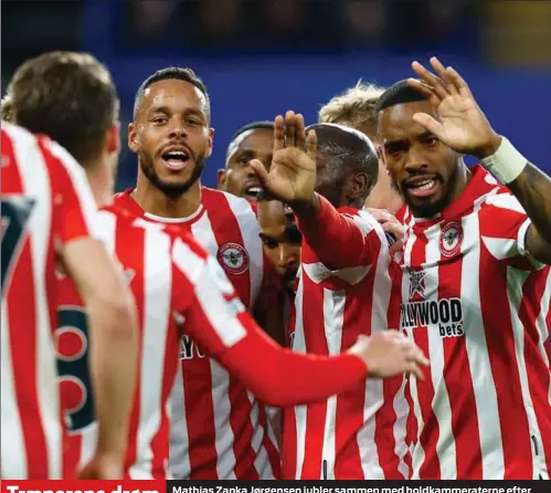  ?? FOTO: PETER CZIBORRA/ RITZAU SCANPIX ?? Trænerens drøm
Mathias Zanka Jørgensen jubler sammen med holdkammer­aterne efter triumfen mod Chelsea, der blev besejret 2- 0.