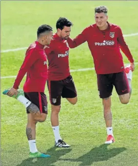 ??  ?? QUIEREN JUGAR. Correa, Gaitán y Giménez, en un entrenamie­nto.