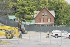  ?? Lori Van Buren / Times Union ?? Constructi­on on a new parking garage near Lake and High Rock avenues is under way in Saratoga Springs. The Mouzon House is seen in background.