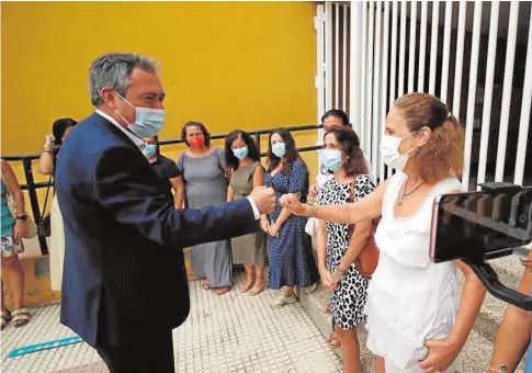  ?? // ABC ?? Juan Espadas saluda al personal del colegio Juan Ramón Jiménez durante su visita de ayer