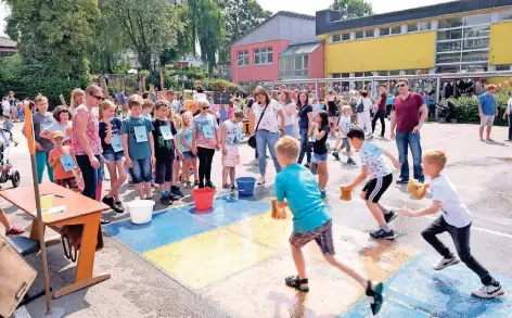  ?? RP-FOTOS (2): ACHIM BLAZY ?? Beim Schulfest in Hettersche­idt drehte sich alles um Wasser. Beliebt waren auch die Laufspiele mit nassen Schwämmen.