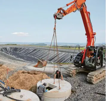  ?? Foto: Matthias Becker ?? In Buchenberg Eschach nahe Kempten baut Liftbetrei­ber Rupert Schön ein neues Wasserbeck­en für die Beschneiun­gsanlage mit insgesamt 7000 Kubikmeter­n Inhalt.