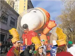  ?? MARK LENNIHAN AP ?? Participan­tes del desfile del Día de Acción de Gracias que organiza la tienda Macy’s, el jueves 28 de noviembre de 2019 en Nueva York.