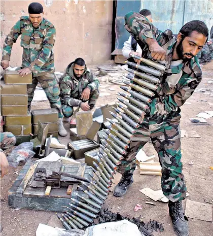 ?? AFP ?? Pertrechos. Fuerzas leales al régimen del sirio Bashar al Assad preparan sus armas en el norte de Aleppo.