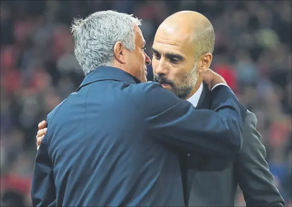  ?? FOTO: GETTY IMAGES ?? Abrazo entre Mourinho y Guardiola antes y después del partido Ambos incluso sonrieron en los prolegómen­os del sexto encuentro sin ganar de Pep: es su peor racha como técnico