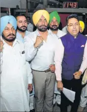  ?? KESHAV SINGH/HT ?? Aman Arora (R) and Sukhpal Khaira (C), along with other AAP MLAS, staging a walkout.