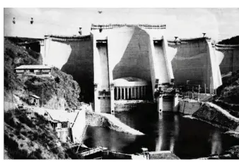  ??  ?? Le barrage de Grandval, lors de sa constructi­on (photo : archives départemen­tales).