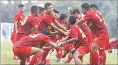  ?? CHANDRA SATWIKA/JAWA POS ?? RILEKS: Para pemain Kalteng Putra menjalani latihan ringan di lapangan Cikarang yang berdekatan dengan penginapan mereka (11/11).