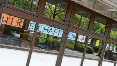  ?? Foto: U. Wagner ?? Die Abiturient­en des Gymnasiums bei St. Anna in Augsburg haben die Hoffnung für das Schuljahr nicht verloren. Seit gestern lernen sie wieder im Schulhaus.